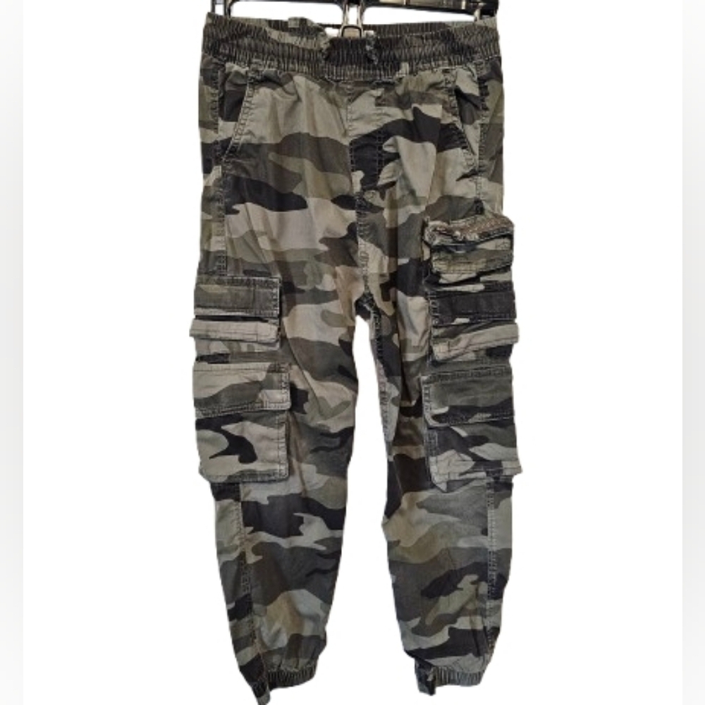 Abercrombie Kids Green Camouflage Pants Boys size 7/8 *See flaw note - Picture 1 of 7